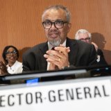 Le directeur général de l'Organisation mondiale de la santé (OMS) Tedros Adhanom Ghebreyesus salue un "moment historique" dans l'accord contre les pandémies approuvé à Genève. KEYSTONE/MAGALI GIRARDIN